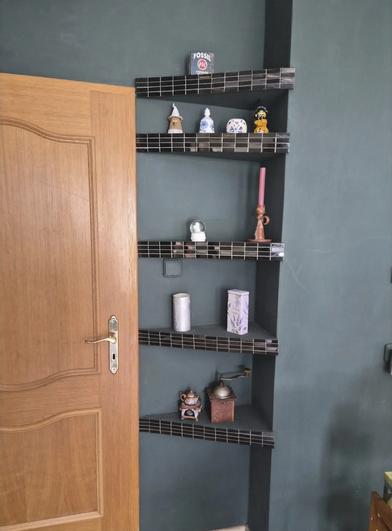 Obklady a malování – Návrh a realizace úložných polic s obkladem